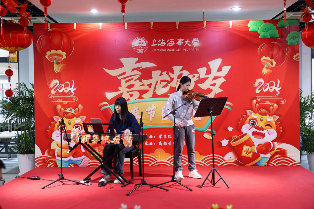 藝術團學生表演新春聯歡節目