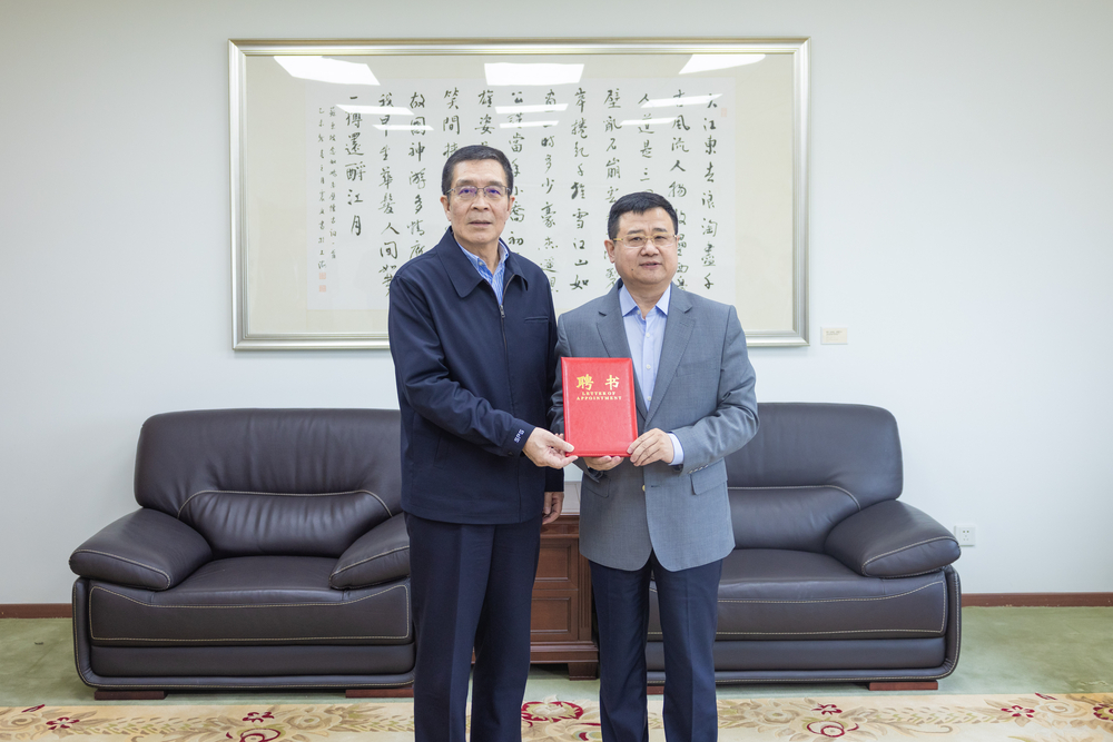 宋寶儒為張連鋼頒發客座教授聘書