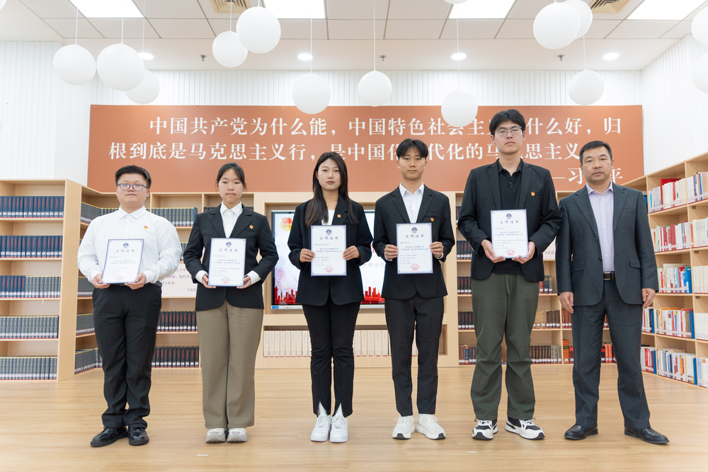  李志鵬副校長為“千帆競渡”團支部特色項目立項優秀項目代表頒獎