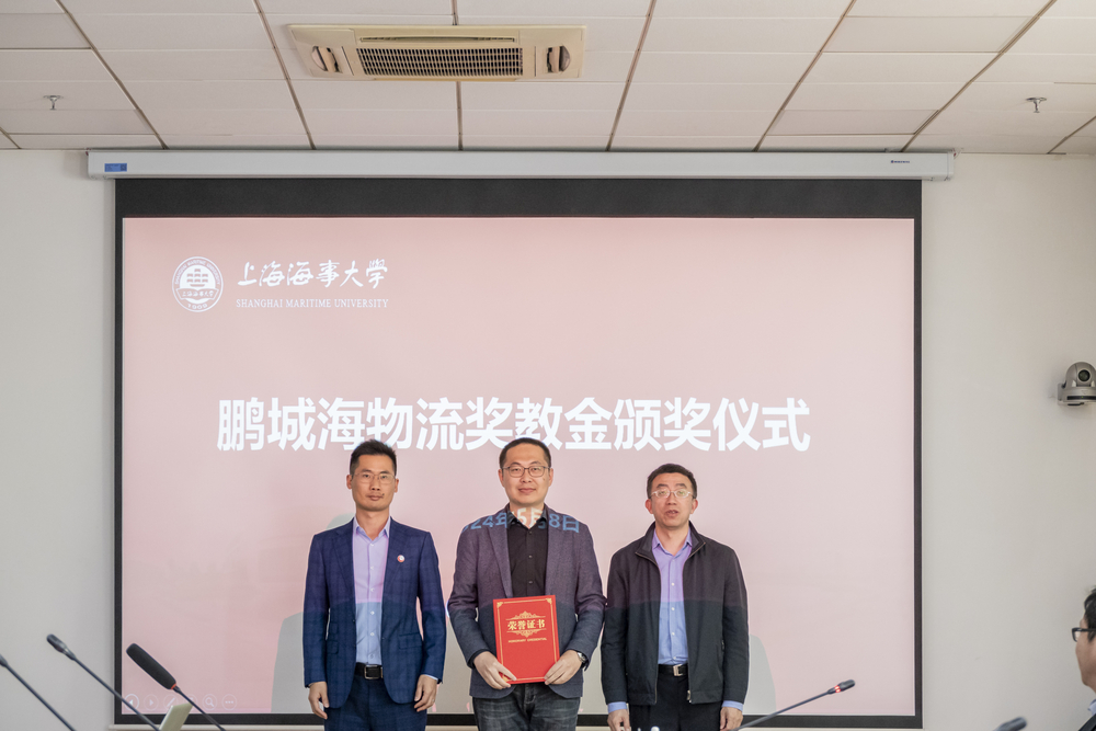 施欣副校長和宛小伍副總經(jīng)理為路偉華老師頒發(fā)一等獎(jiǎng)證書
