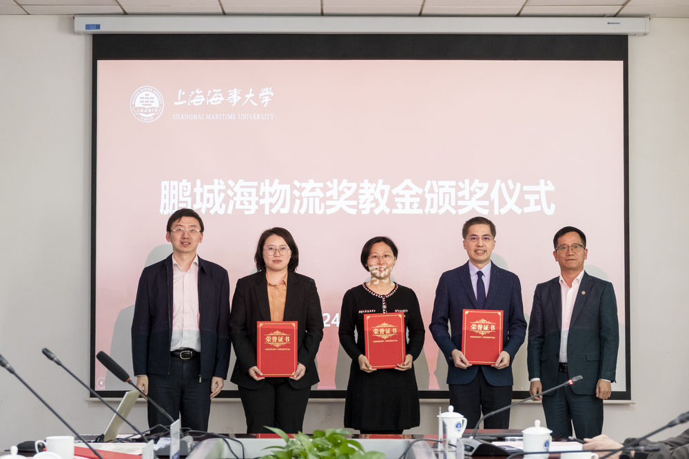 為獲獎(jiǎng)教師頒發(fā)二等獎(jiǎng)證書