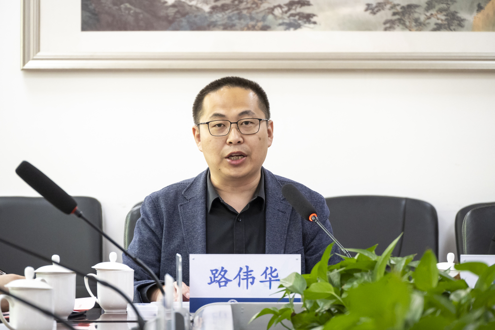 獲獎(jiǎng)教師代表路偉華老師發(fā)言