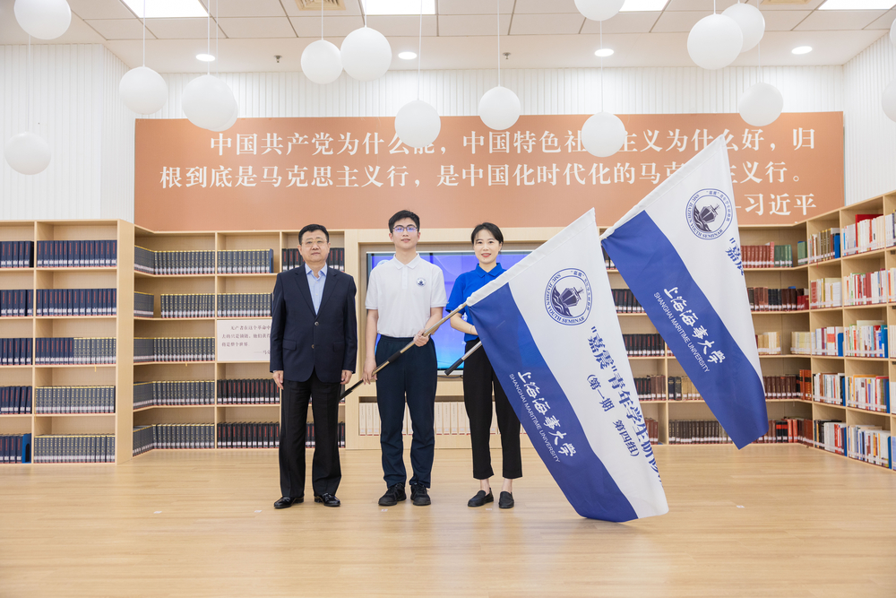 校黨委書記宋寶儒為班級代表授旗