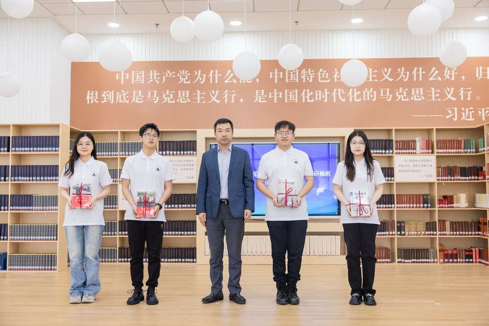 校黨委副書記、副校長李志鵬為學員代表贈書