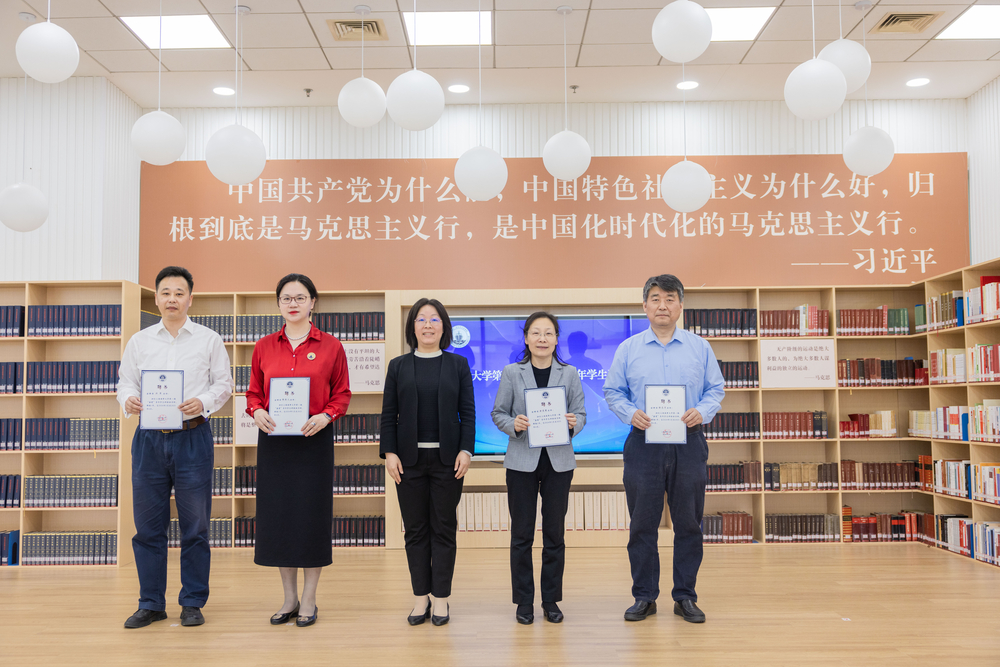頒發“成長導師”聘書