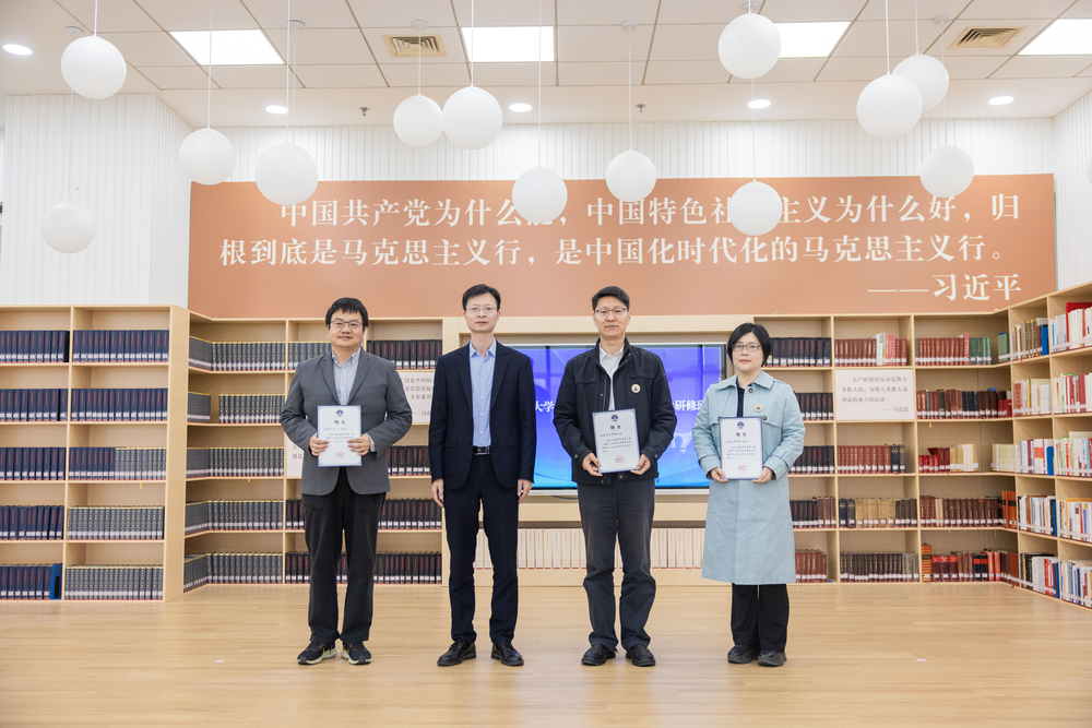 頒發“科技創新導師”聘書