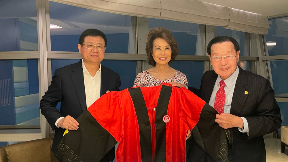 宋寶儒書記向趙錫成博士贈送導師服