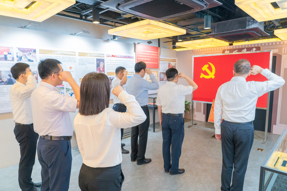 學校領導重溫入黨誓詞