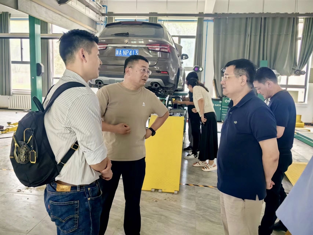 蔡游明（左一）介紹工作情況