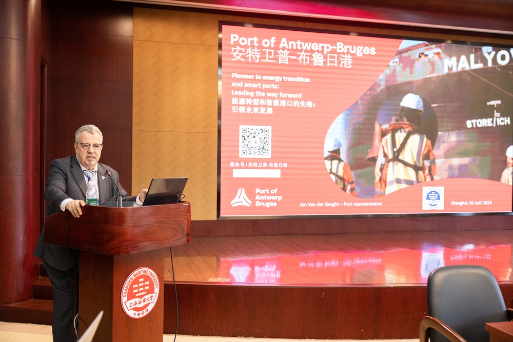 朱伯彥先生為學校師生演講