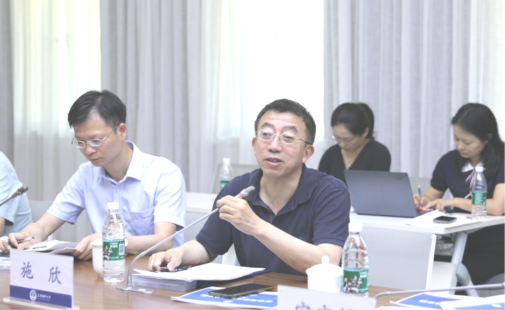 施欣主持會議