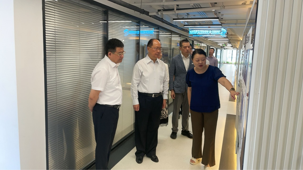 參觀上海國際航運研究中心宣傳長廊