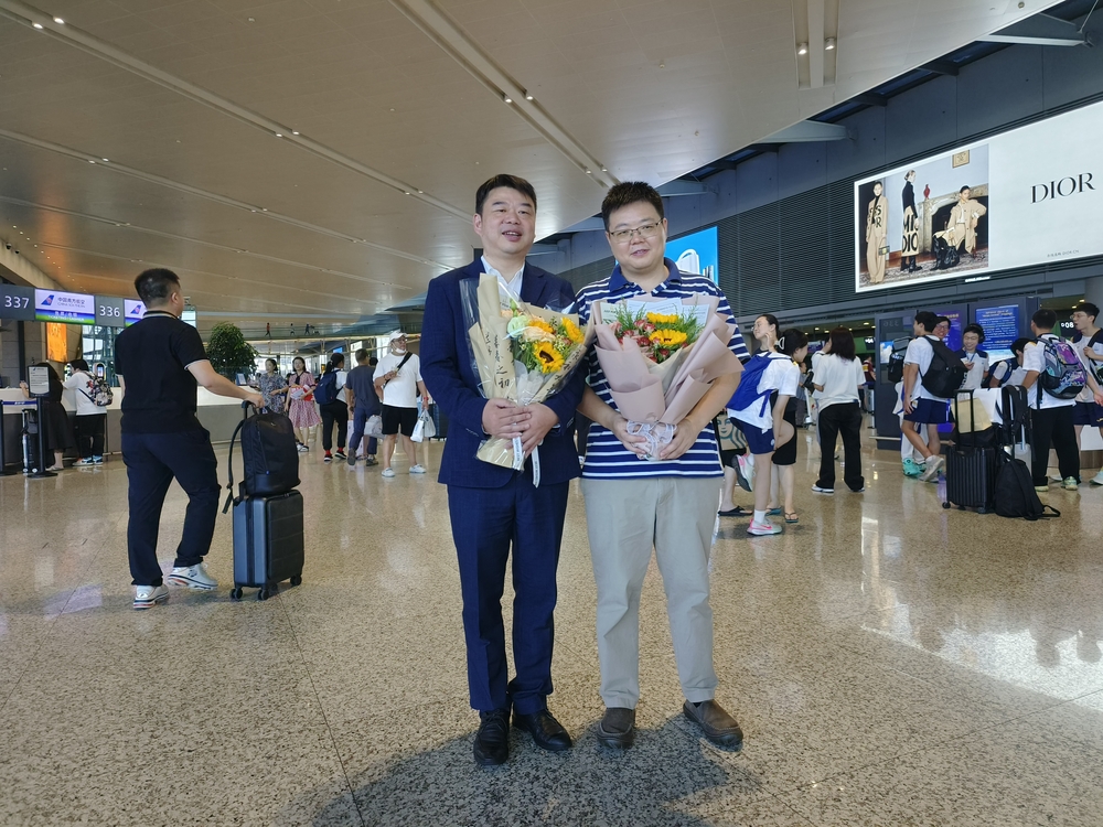 邵偉、胡文驊兩位援疆教師機場合影