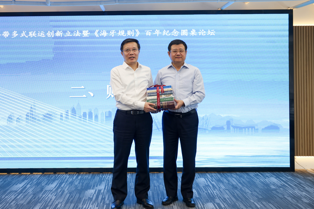 上海海事大學向南京海事法院贈送教師著作