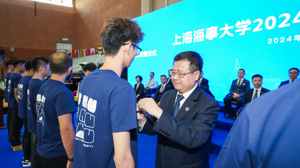 校領導為新生佩戴校徽