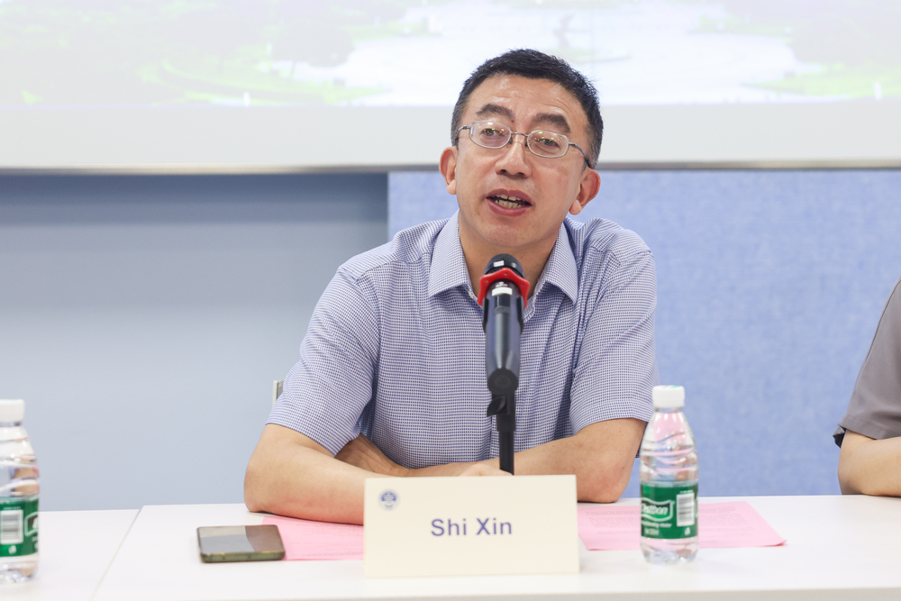 施欣副校長代表學(xué)校致辭