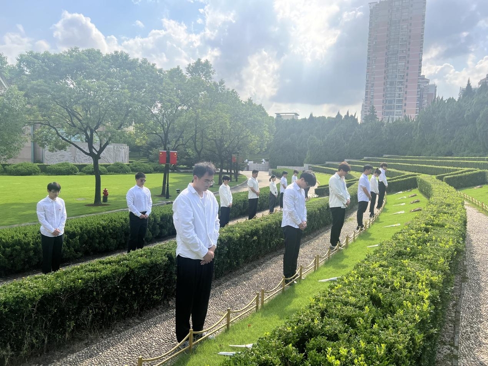 向革命烈士敬獻(xiàn)鮮花