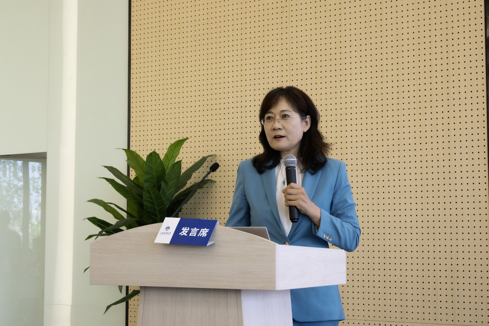 曹艷春介紹學(xué)校民建基層組織情況