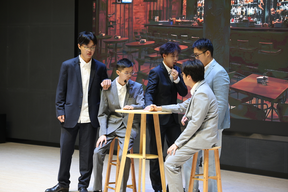 演出第一幕——陳嘉震正在與同學們討論回國事宜
