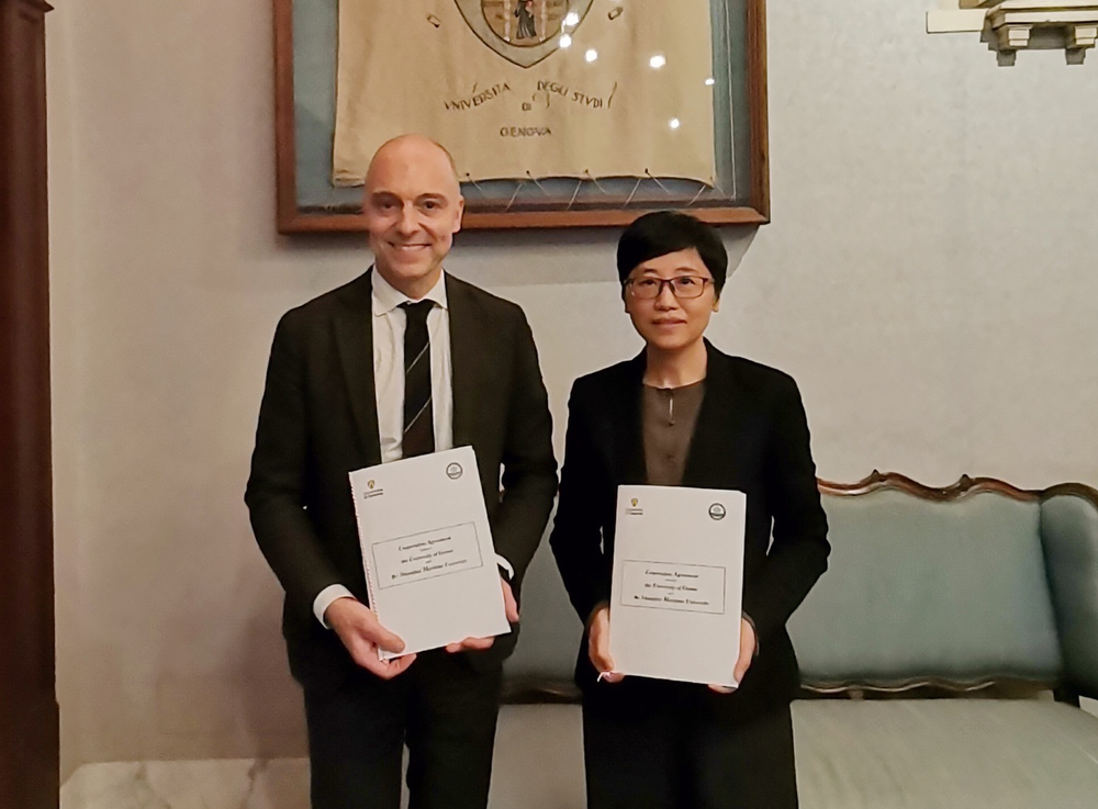賀莉與德爾菲諾校長代表兩校簽訂合作備忘錄