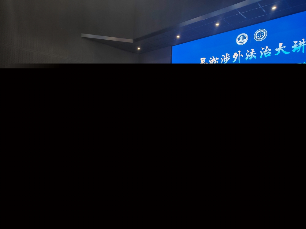 講座后現場學生向楊良宜先生請教