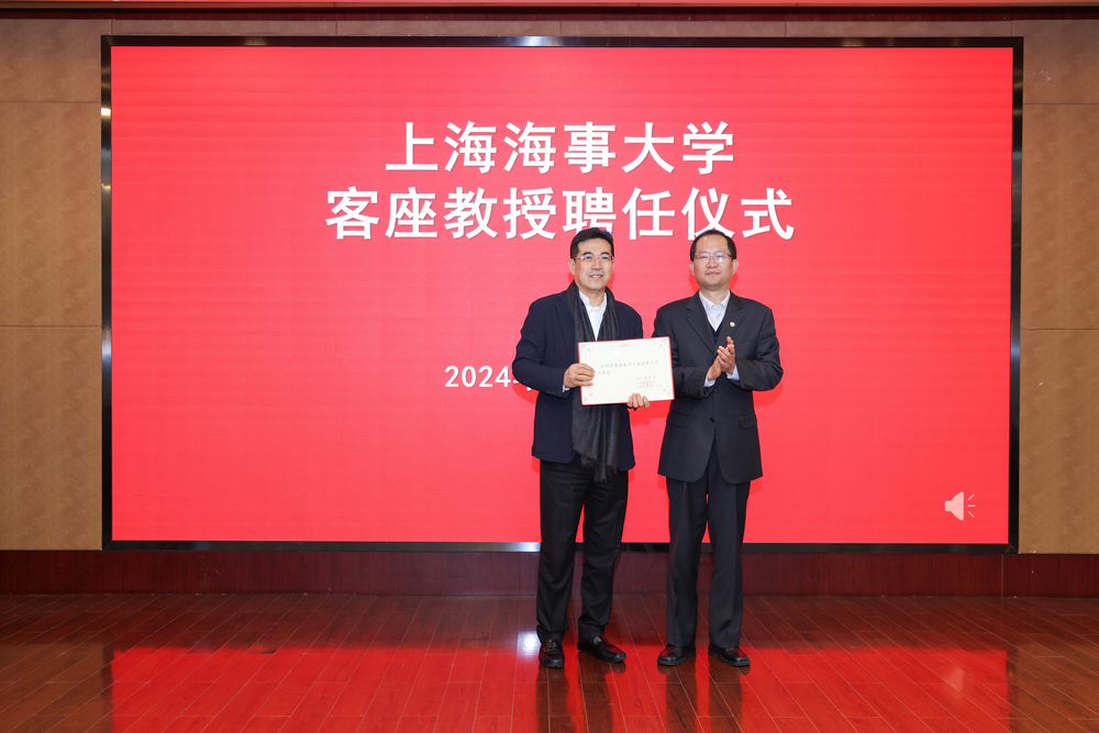曹榮瑞副書記為康樹春頒發(fā)客座教授聘書