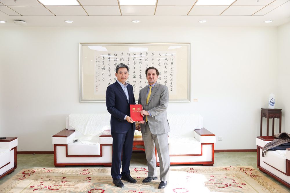 初北平校長為馬丁·戴維斯教授頒發(fā)聘書