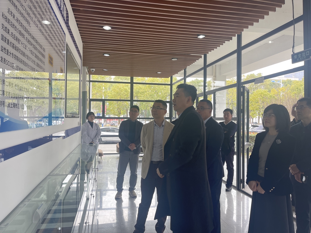 參觀海洋科學(xué)與工程學(xué)院海洋材料分析測試中心