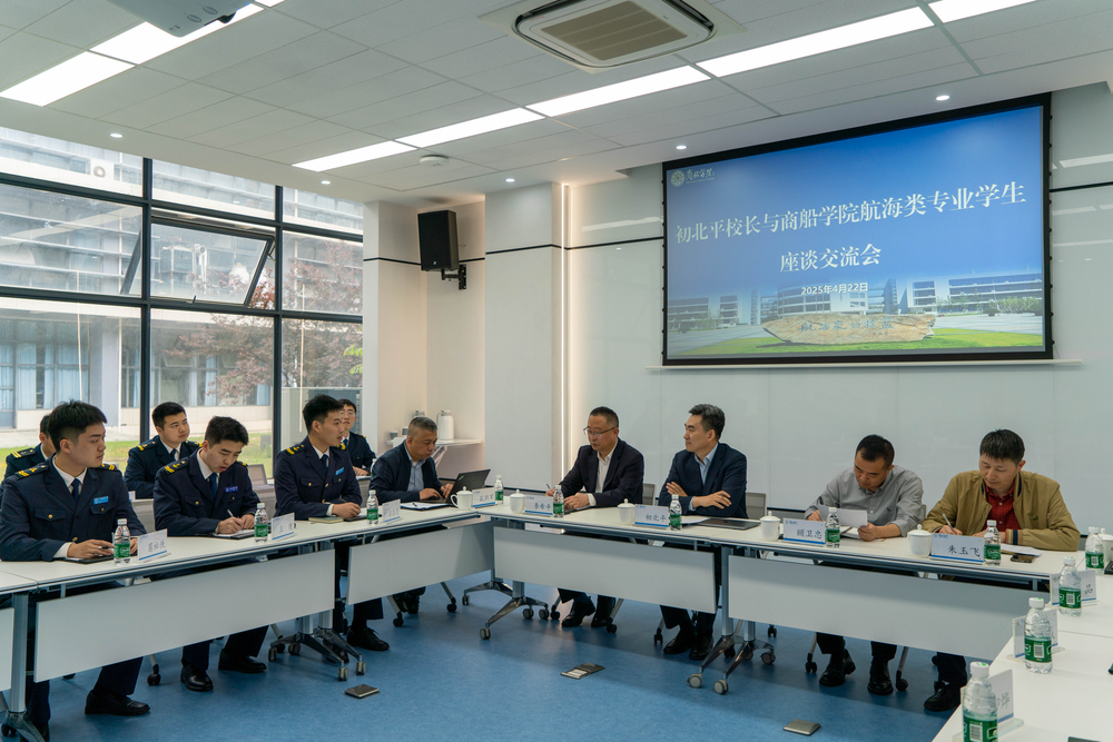 初北平校長召開學生座談交流會