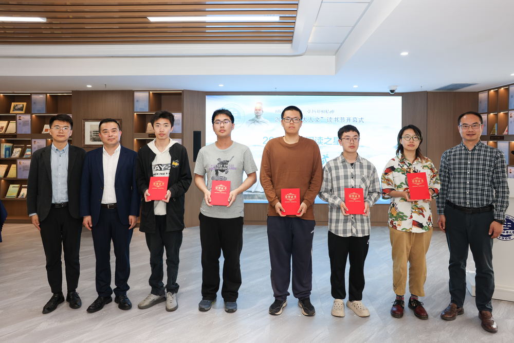 為榮獲“閱讀之星”的同學頒發證書