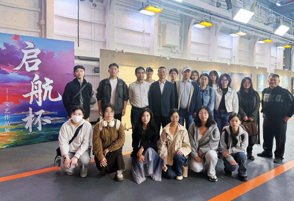 上海海事大學徐悲鴻藝術學院師生參觀合影