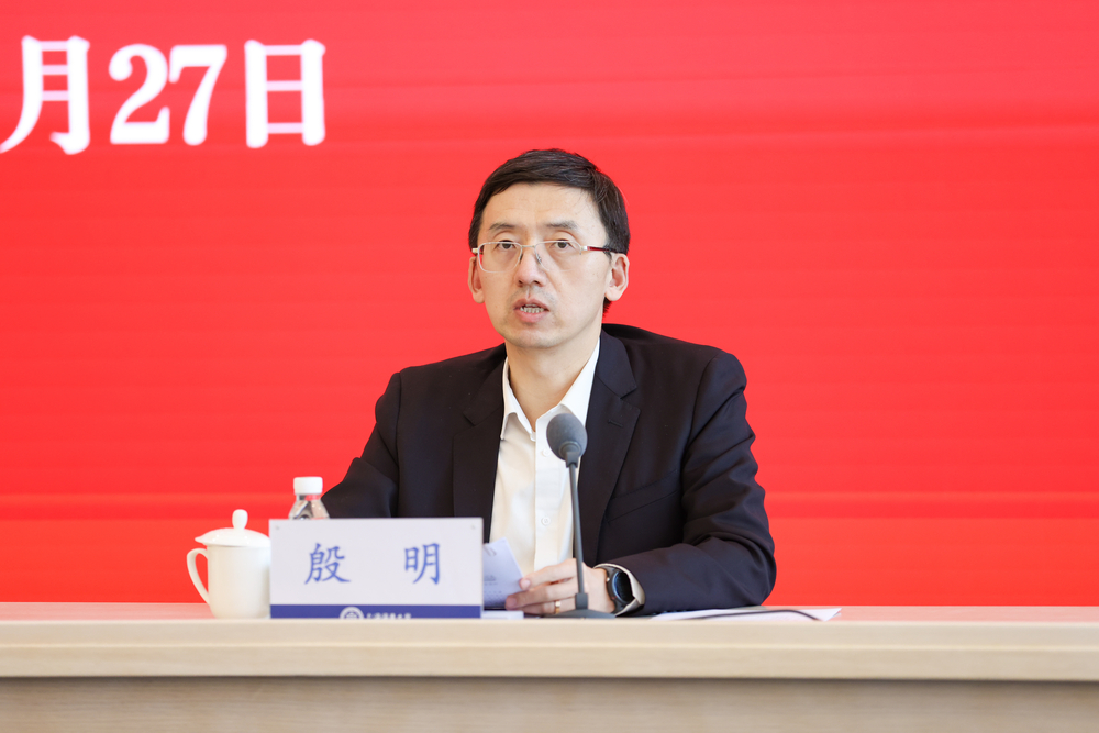 副校長殷明主持開班式