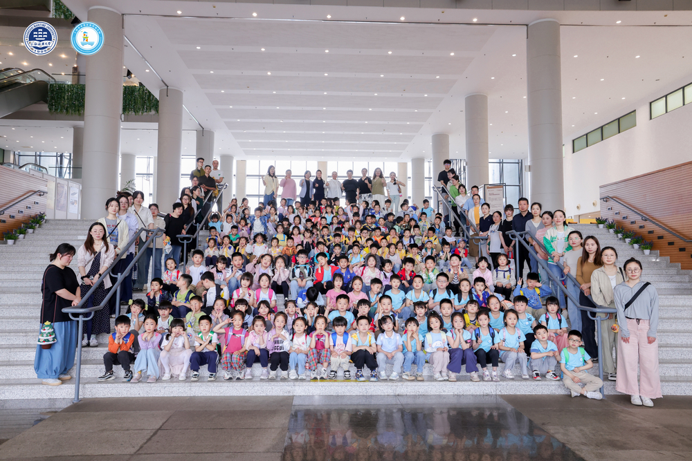 奉賢區藍灣幼兒園師生及海事師生志愿者全體集體照