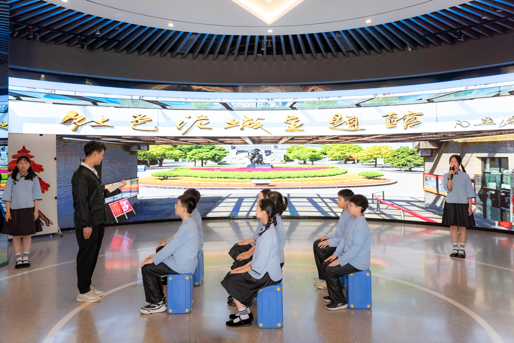 上海市浦東新區(qū)泥城小學(xué)表演《紅色種子在泥城》