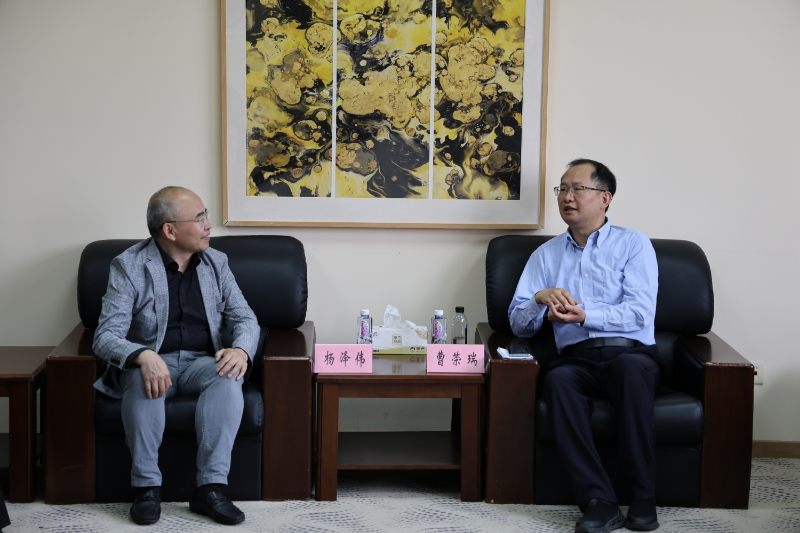 曹瑞榮副書記與楊澤偉教授進(jìn)行座談
