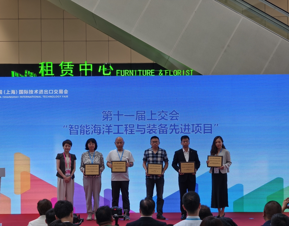 “具有防腐防污功能的先進(jìn)涂層材料”成果課題組代表上臺領(lǐng)獎(jiǎng)