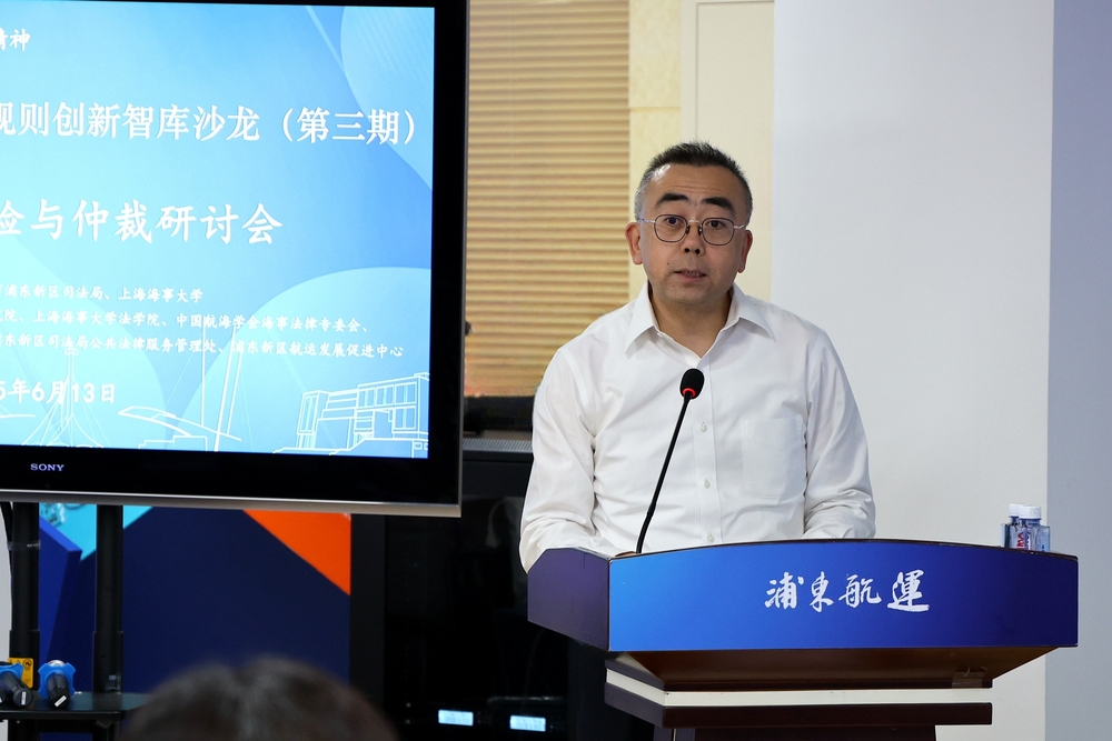 上海海事大學黨委副書記、紀委書記嚴大龍主持開幕儀式