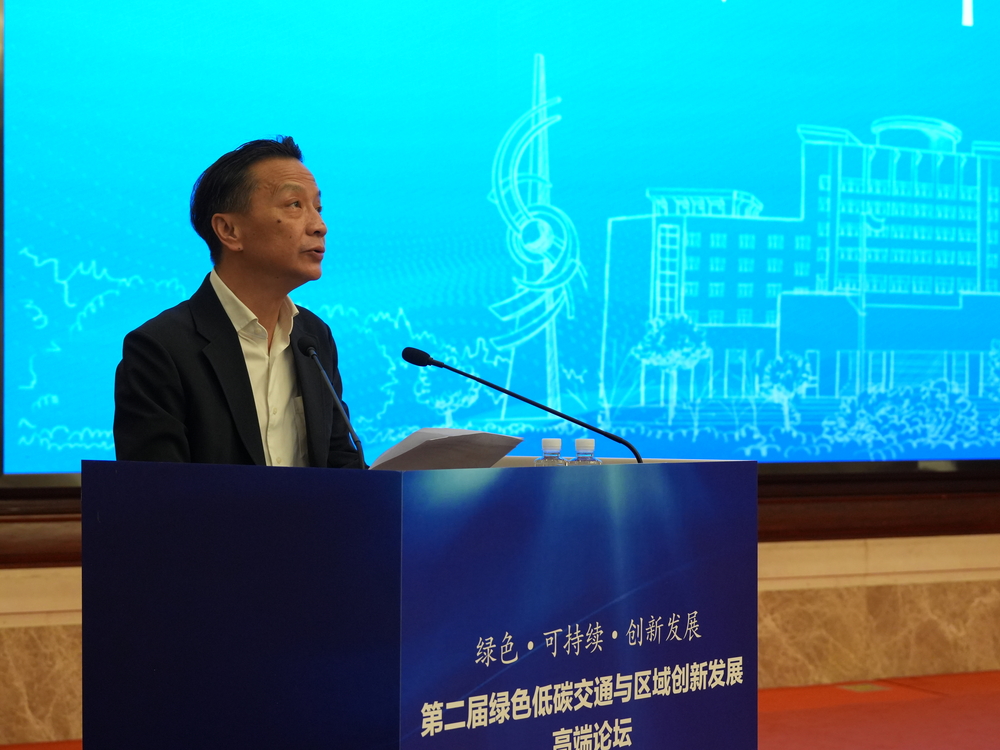嚴(yán)偉副校長(zhǎng)作主旨報(bào)告