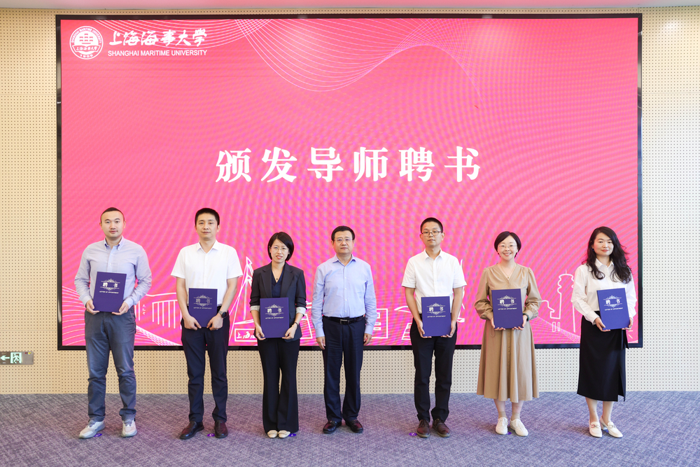 校黨委書記宋寶儒為導師代表頒發聘書