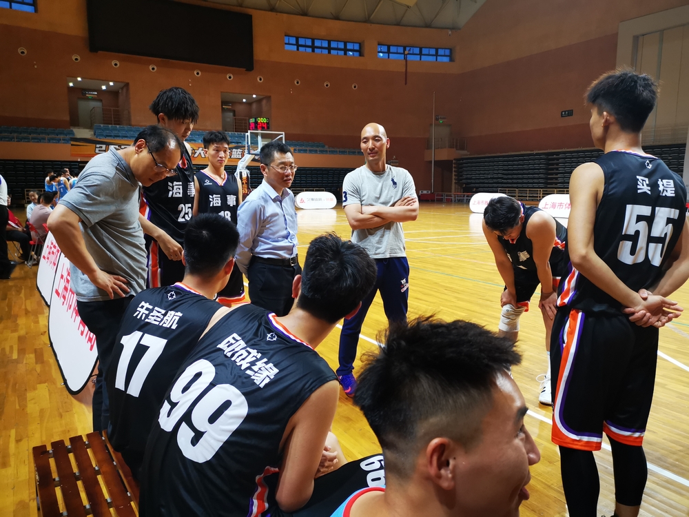 陸靖校長鼓勵籃球隊員