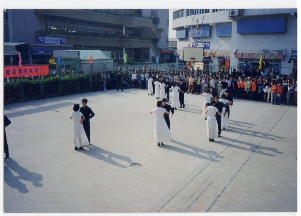 時(shí)間：00年上半年，地點(diǎn)：老校區(qū)5號(hào)樓前籃球場(chǎng)；圖片來(lái)源：管理系99級(jí)