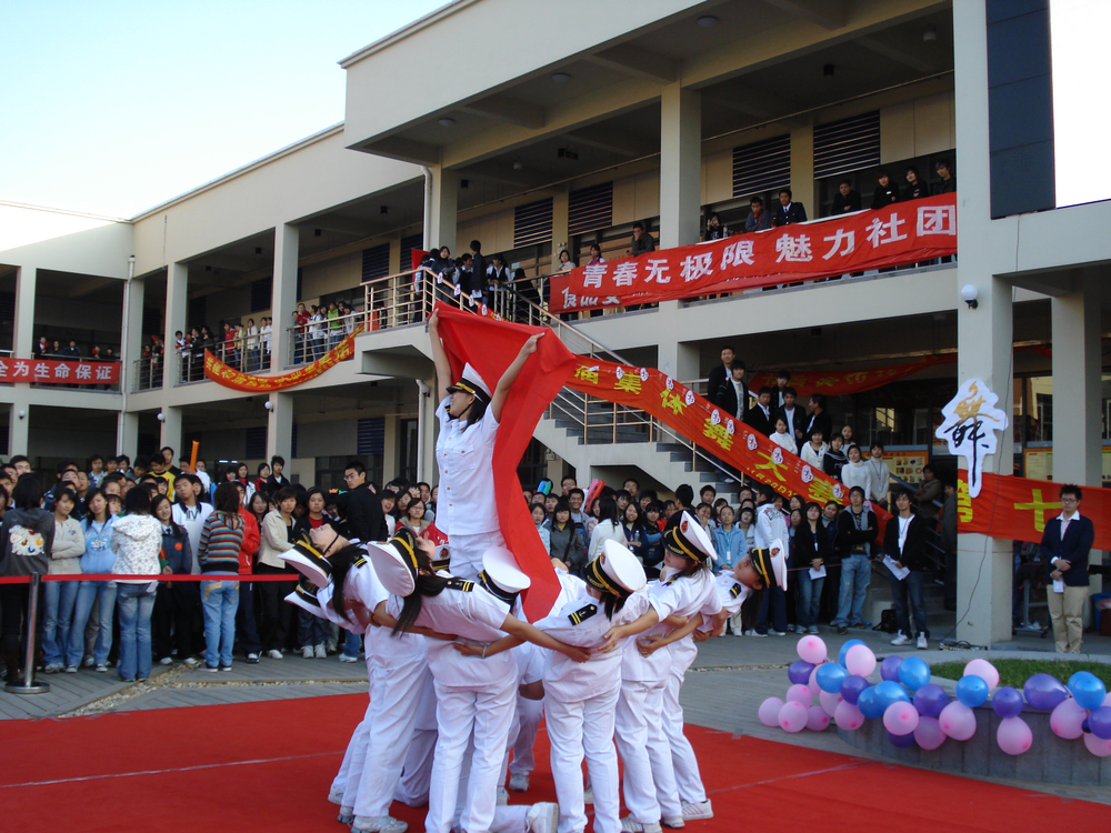 2007年，新校北廣場(chǎng)選拔賽，集體舞里有了新校的顏色