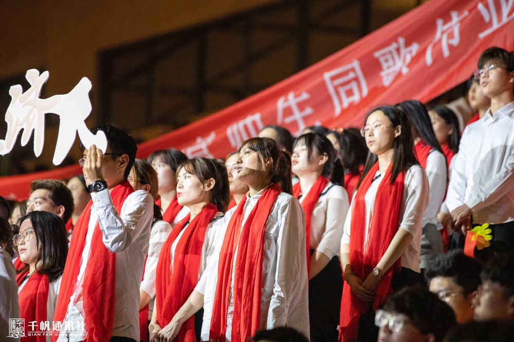 經濟管理學院《太陽最紅，毛主席最親》