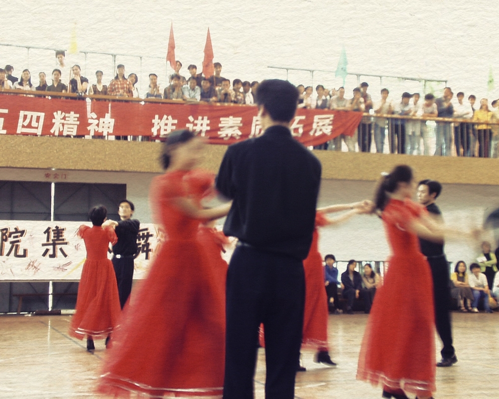 99年首屆集體舞，時(shí)間：上半年，地點(diǎn)：老校體育館；圖片來(lái)源：檔案館
