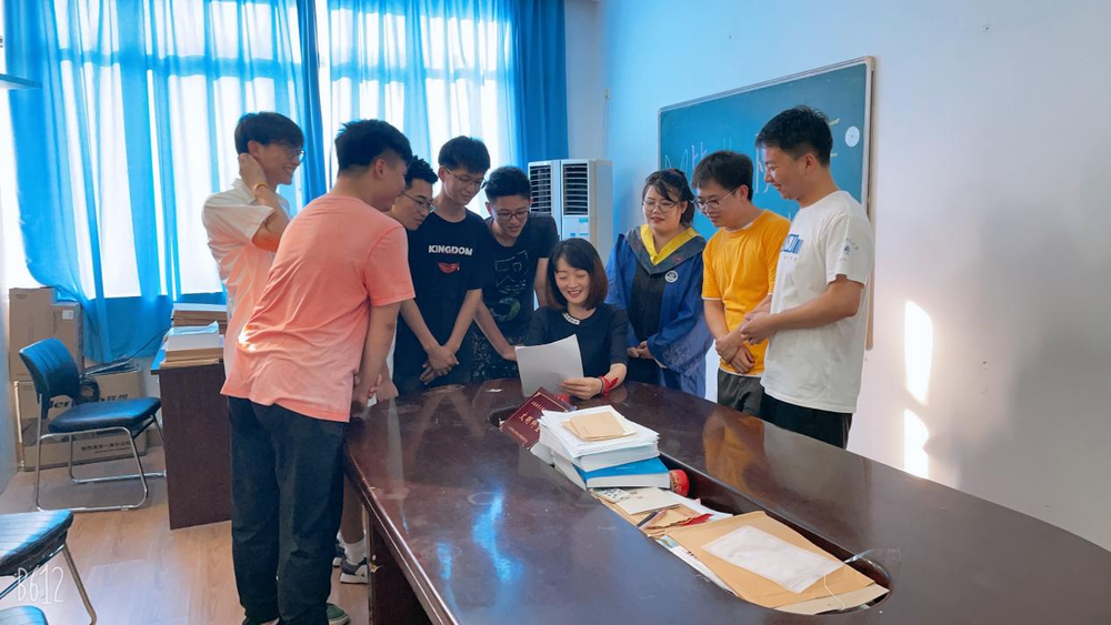 田老師在辦公室與同學們交流