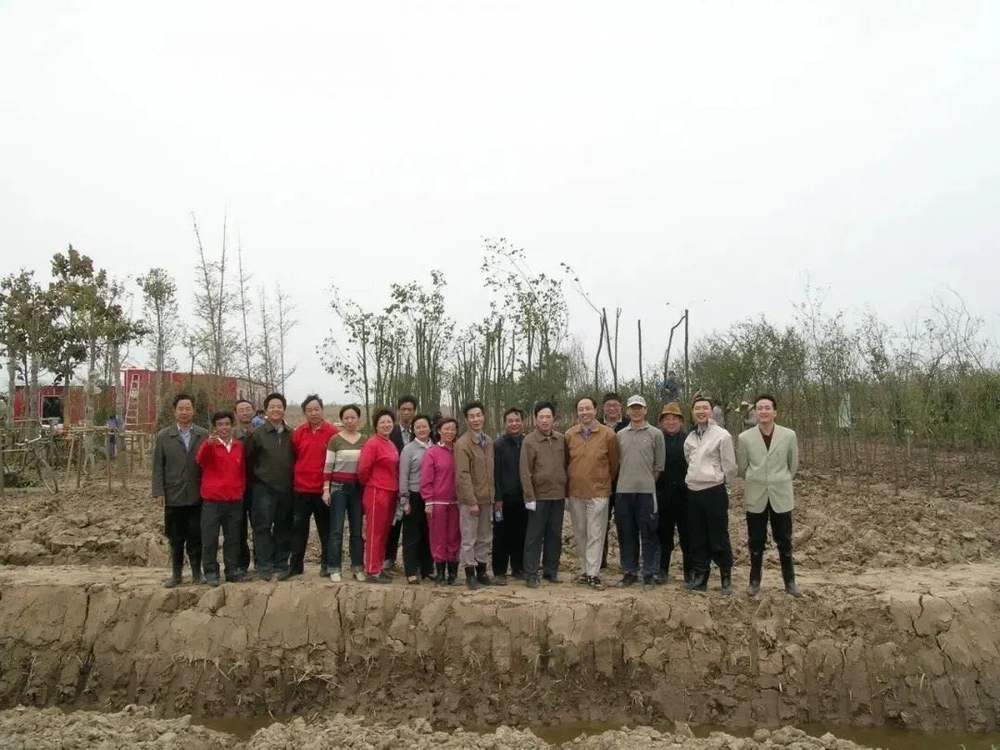 2005年4月種植第一批苗木的海大教職工合影
