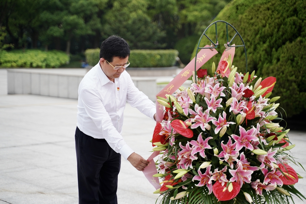 宋寶儒書記代表學校向革命先烈敬獻花籃