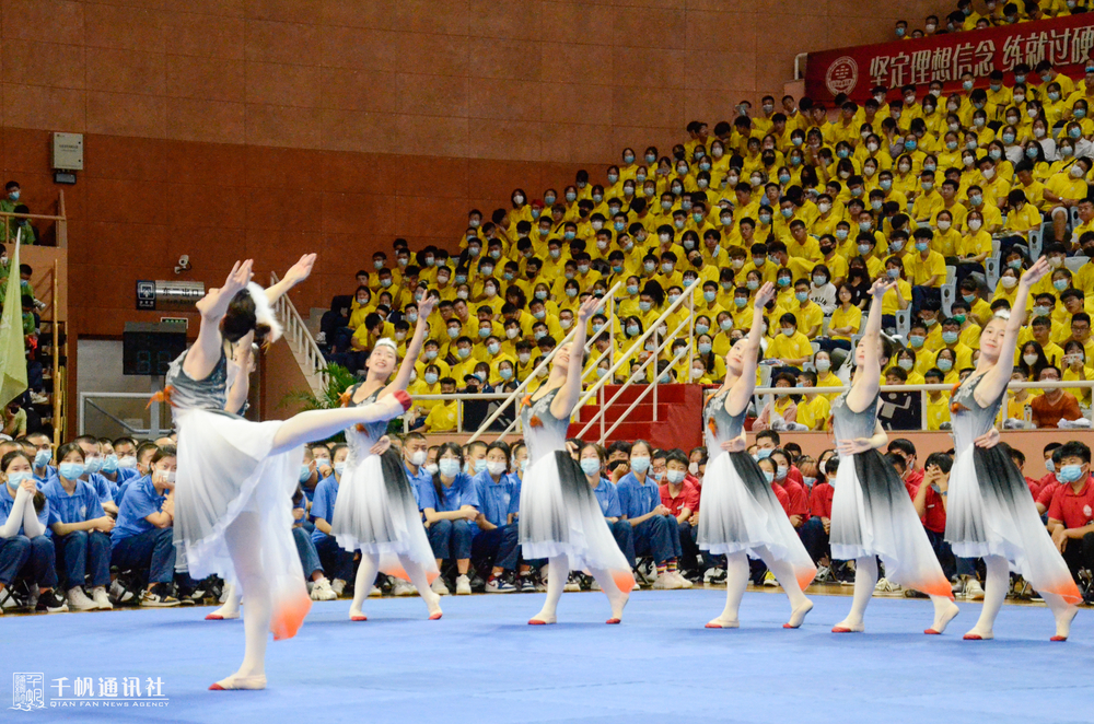 校舞蹈團表演