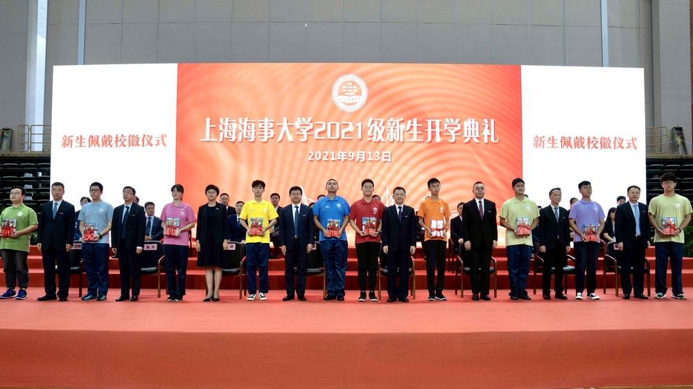 宋寶儒書記為新生贈書