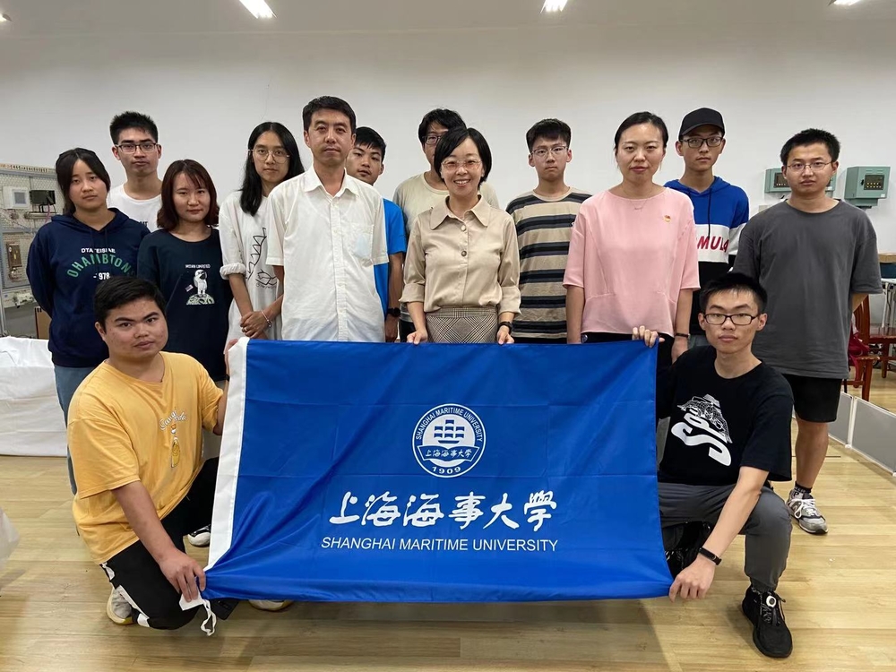 2021中國(guó)機(jī)器人大賽作為指導(dǎo)老師和學(xué)生合影
